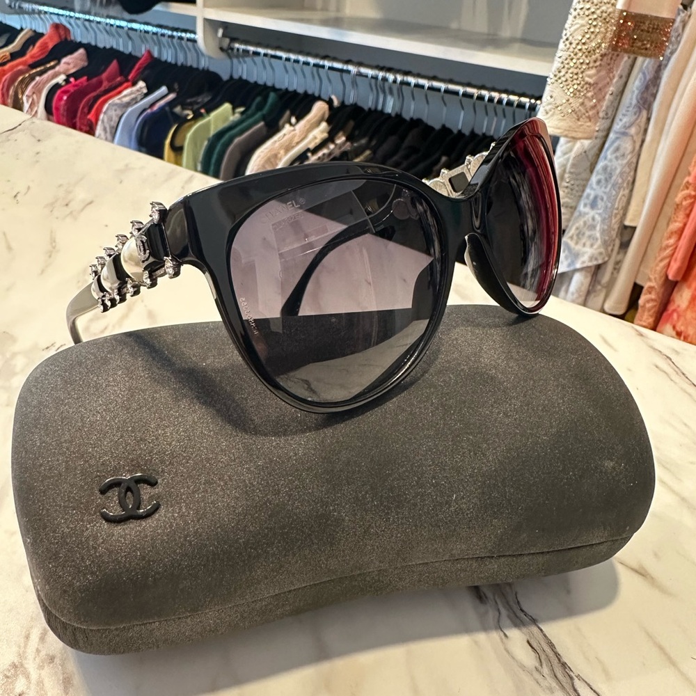 Authentic CHANEL Crystal Pearl Cat Eye Sunglasses 5336-H-B Black